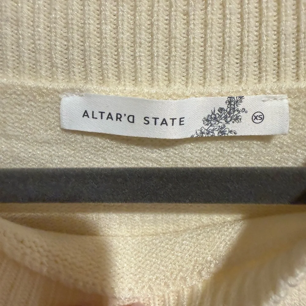 Altar'd State‎ Cream Bow Appliqué Scoop Neck cropped Sweater